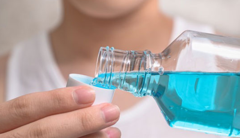 Xịt gián bằng nước súc miệng